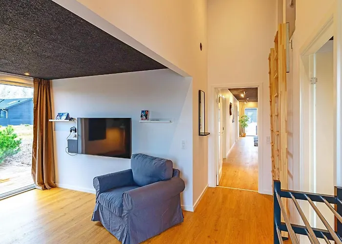 14 Person In Vaeggerlose-by Traum